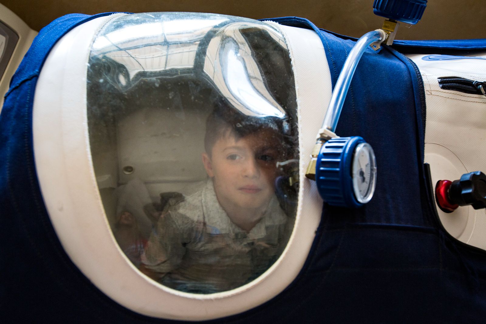 © Karen Haberberg - JAMESY OFTEN SLEEPS IN A HYPERBARIC CHAMBER TO HELP IMPROVE HIS BREATHING, AND HIS DAD ALWAYS JOINS HIM.