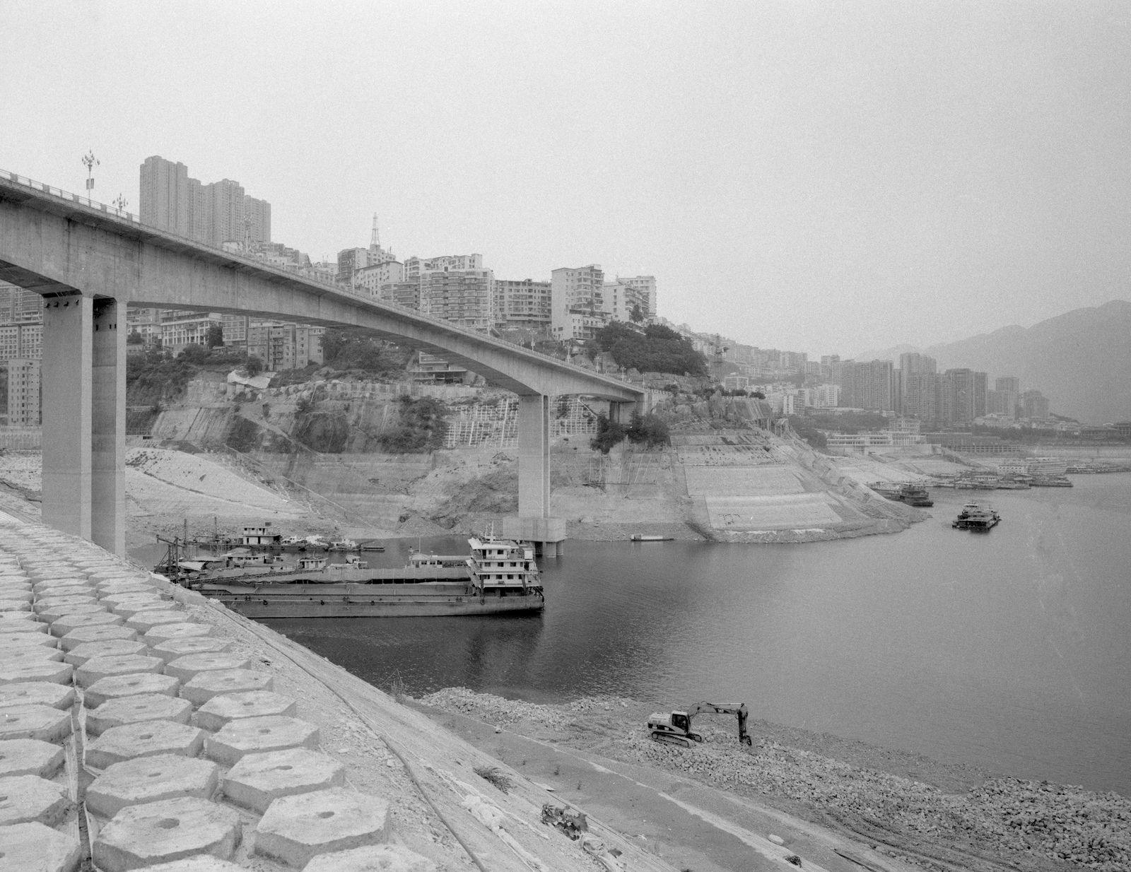 © Yexin Qiu & Moying Zhang - The embankment under construction.