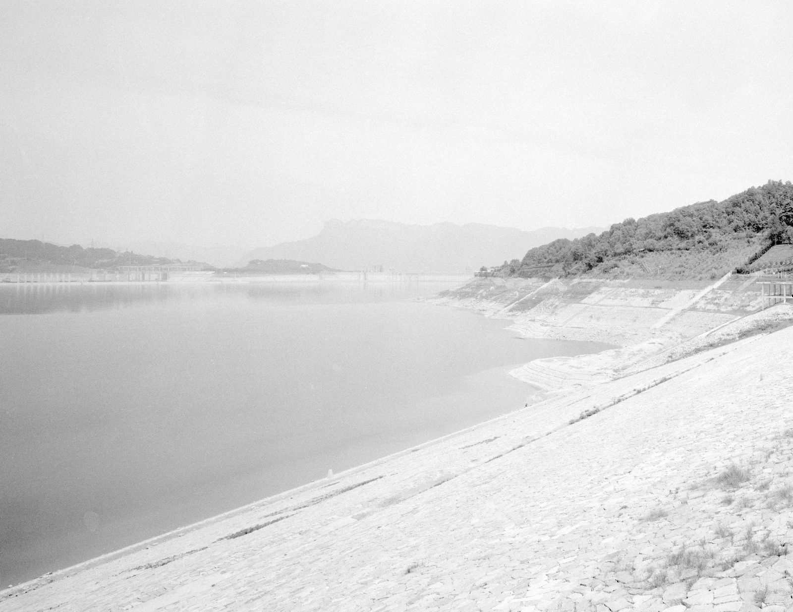 © Yexin Qiu & Moying Zhang - The reservoir dam.