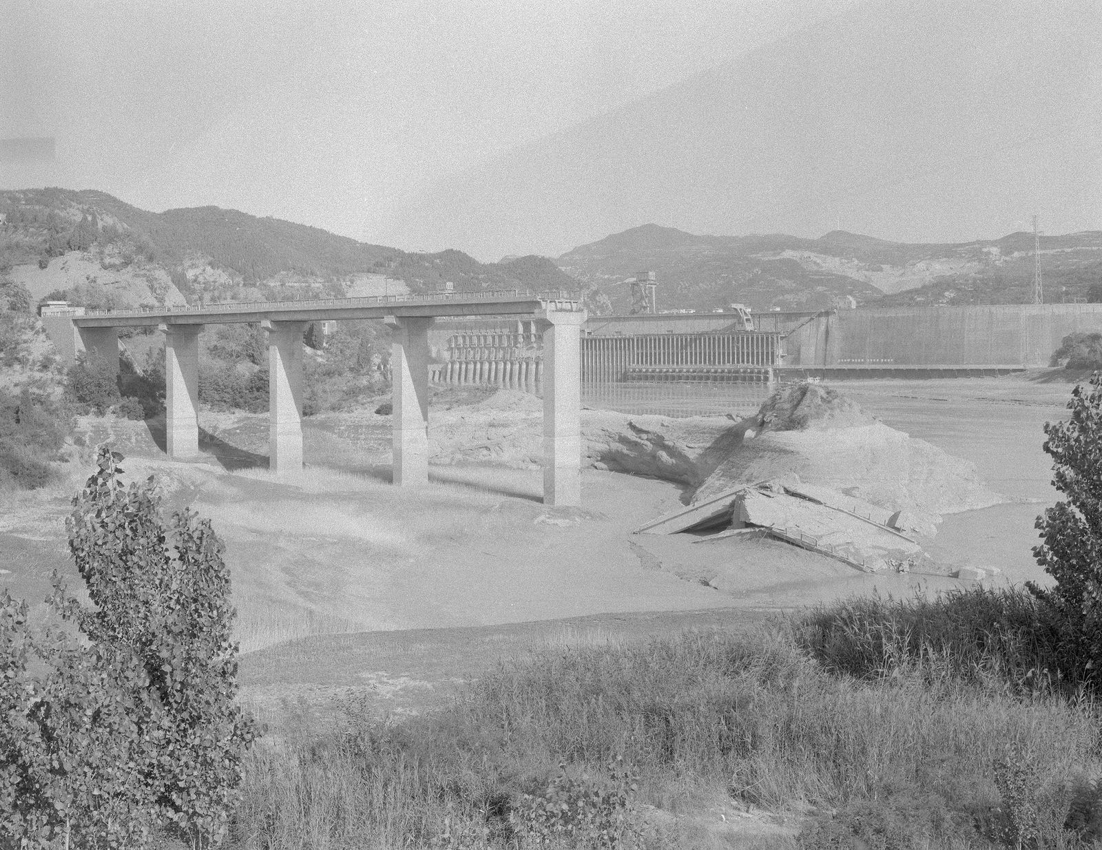 © Yexin Qiu & Moying Zhang - The broken bridge in front of the dam.
