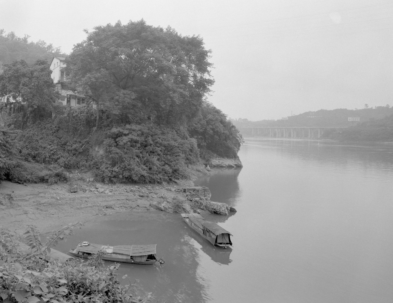 © Yexin Qiu & Moying Zhang - The ships stranded by the river.