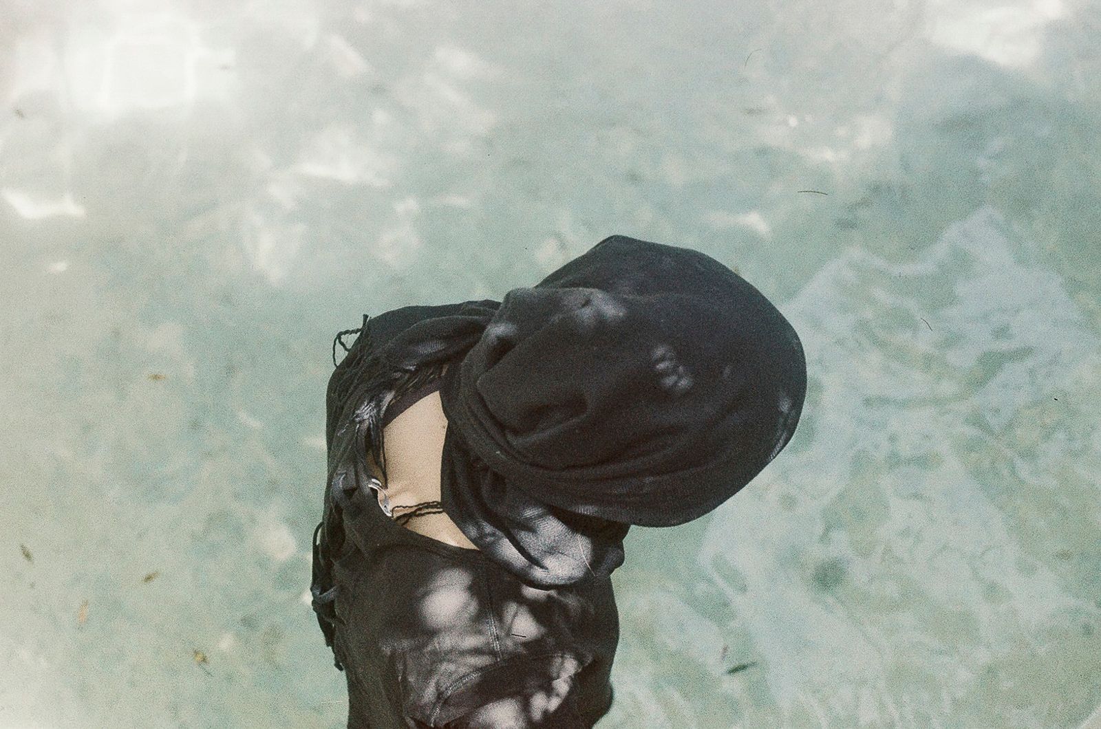 © Barbara Debeuckelaere - 'Om-1.jpgShiri'han takes a bath in this hidden spot under the trees in 'Om Tamer's garden, where no man can see them.