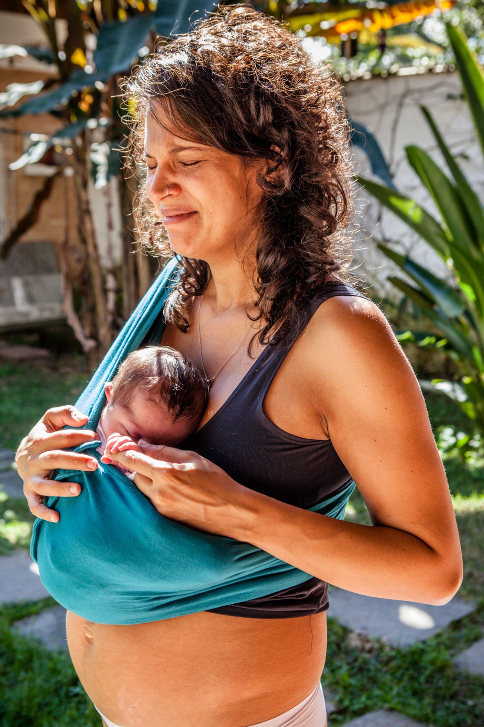 © Leticia Valverdes - Anna and Corinna, emotional a day after their home birth. Ubatuba, Brazil