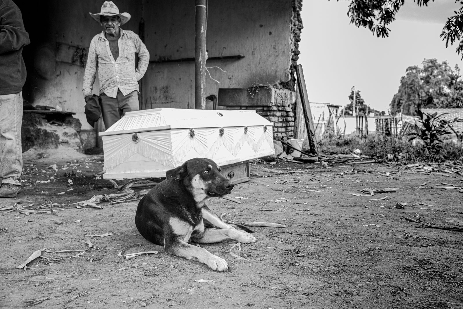 © Eduardo Moreno - The dog taking care of his dead master and the man in the hat accompanying him.