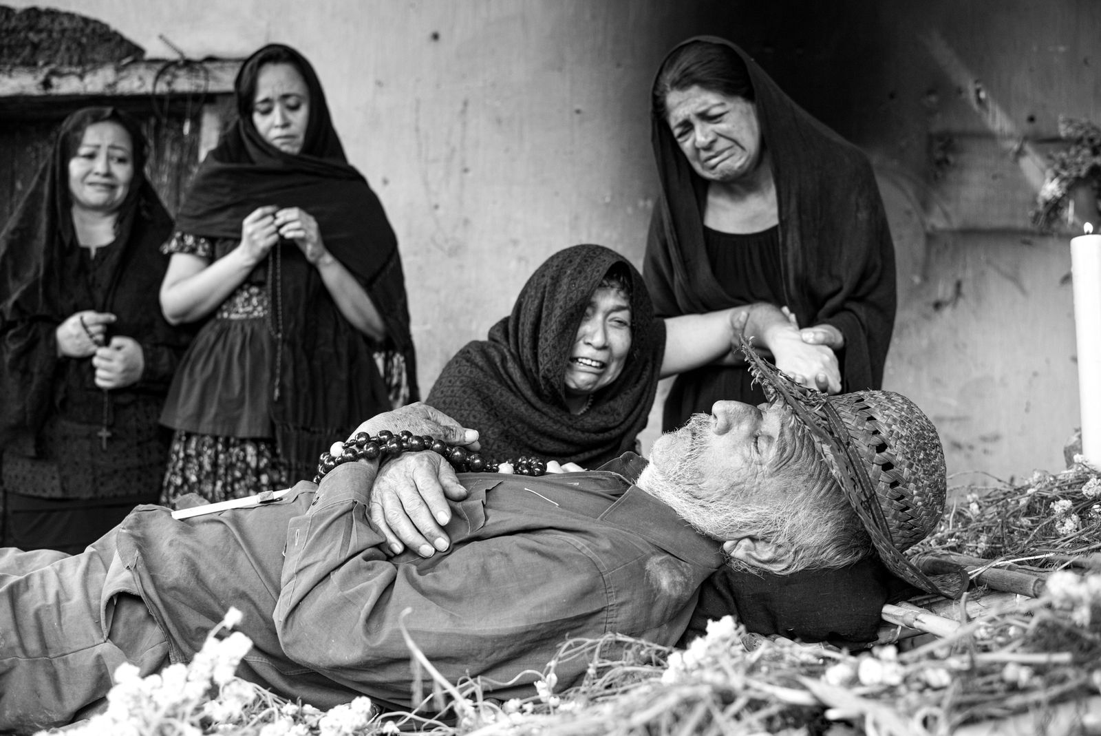 © Eduardo Moreno - The reed duffel bag, the cempasúchil flower and the crying of the women of the house