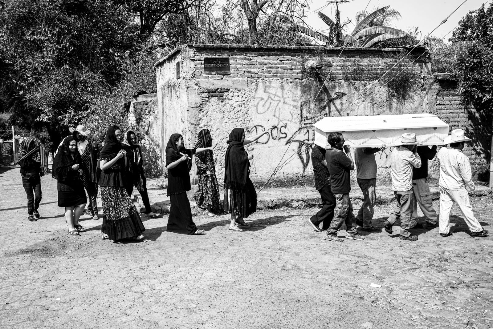 © Eduardo Moreno - Between stones, an arch of trees and adobe houses, the road to reality