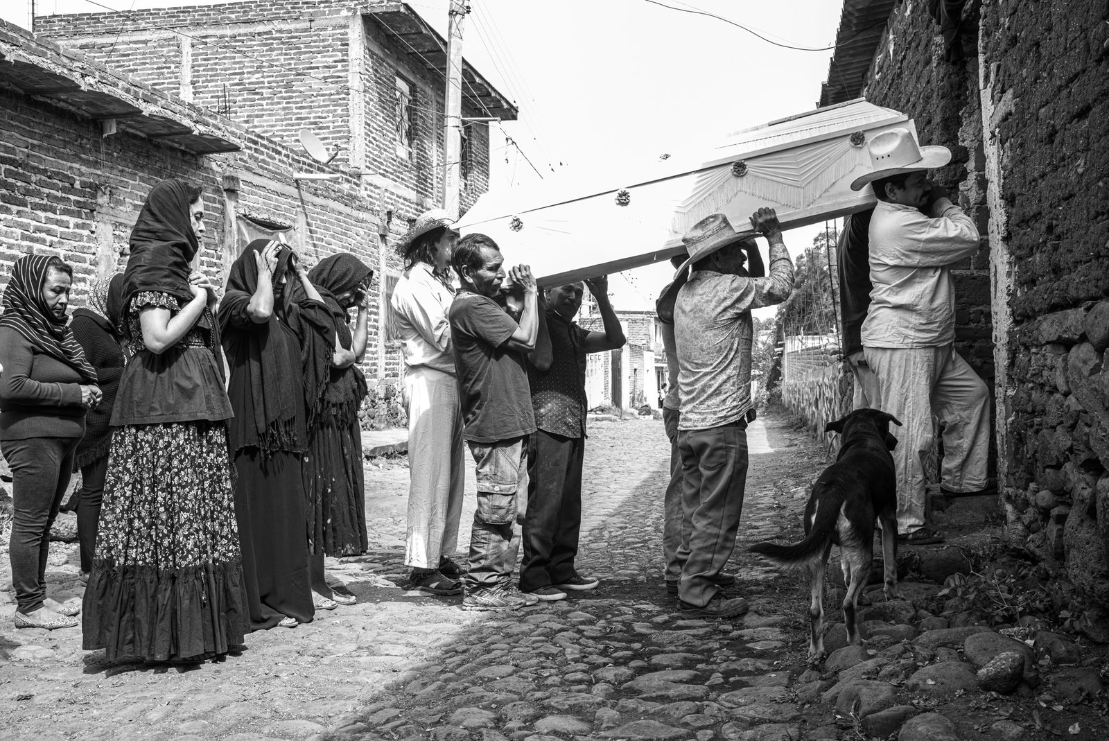 © Eduardo Moreno - The last visit to the house of the deceased