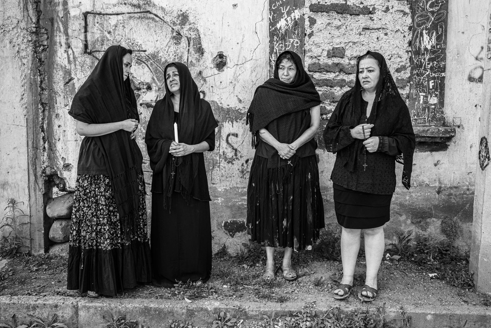 © Eduardo Moreno - Waiting for the dead body to arrive to the house