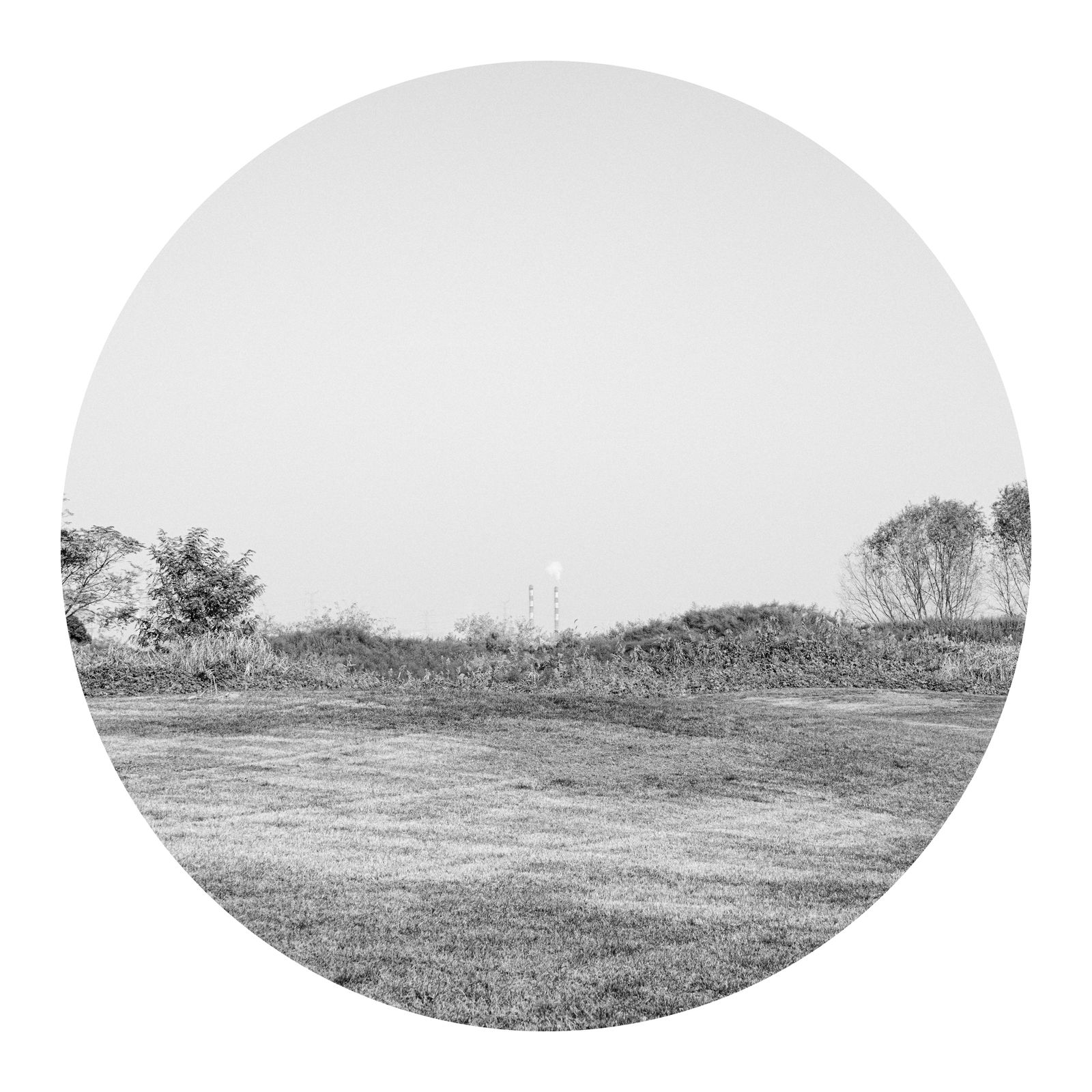 © Tianhu Yuan - On the ruins of the palace in the Han Dynasty, two chimneys can be seen in the distance.