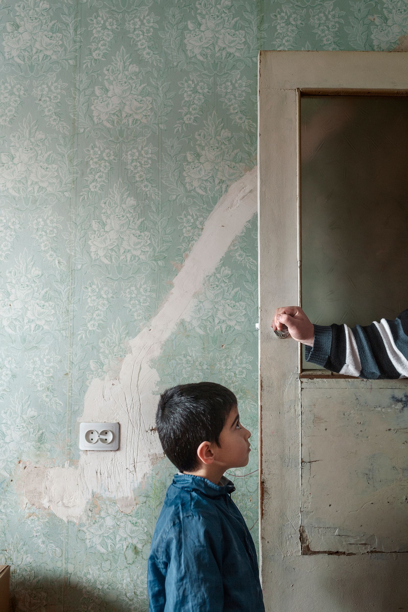 © Stefano Morelli - Metsamor, Armenia. Valodya's little nephew, Levon, 8, looks at his uncle Arayik, 31.