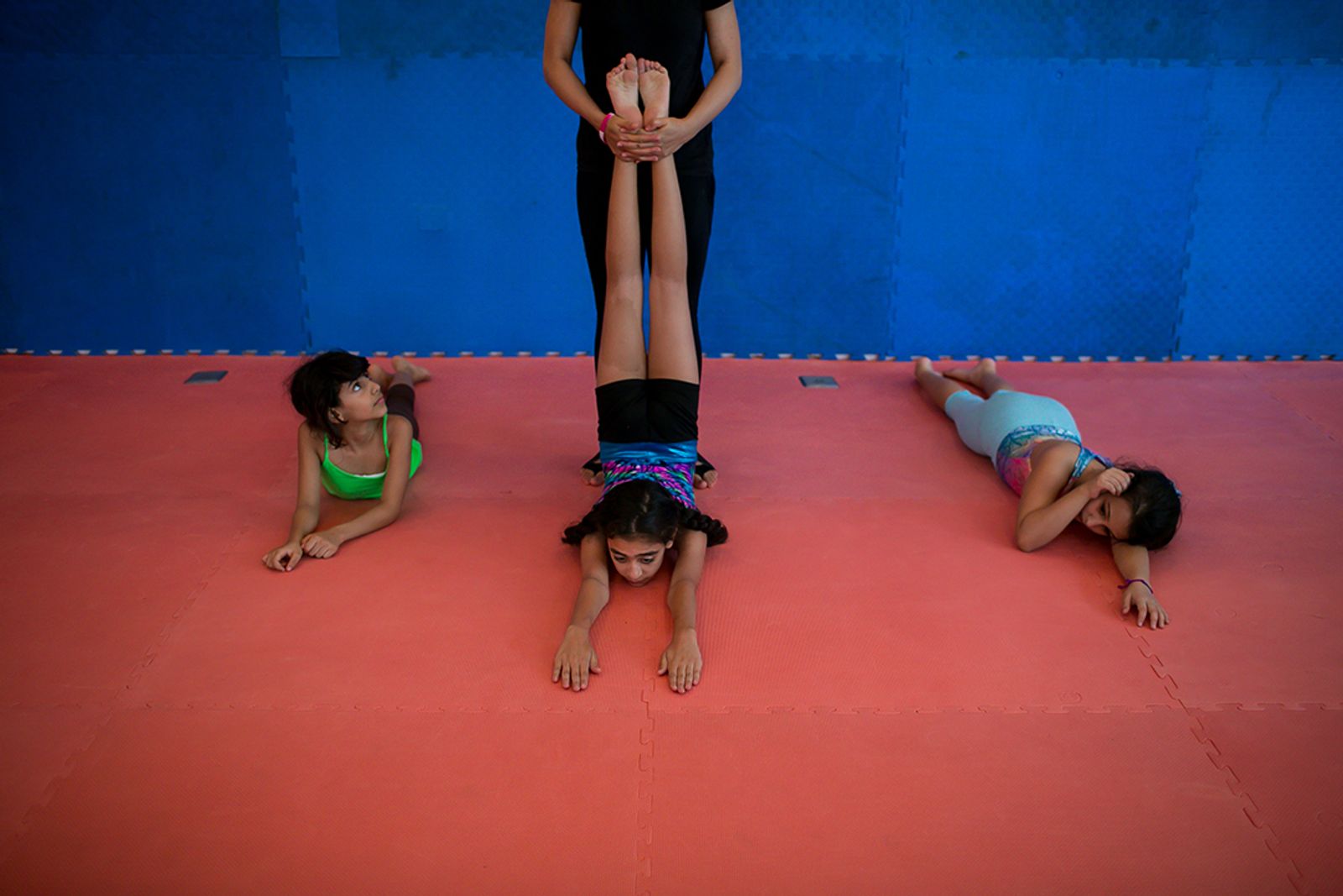 © Tasneem Alsultan - Mai’s daughter, weekly attends a young girls gym in Jeddah. She aspires to be an actress and acrobat.