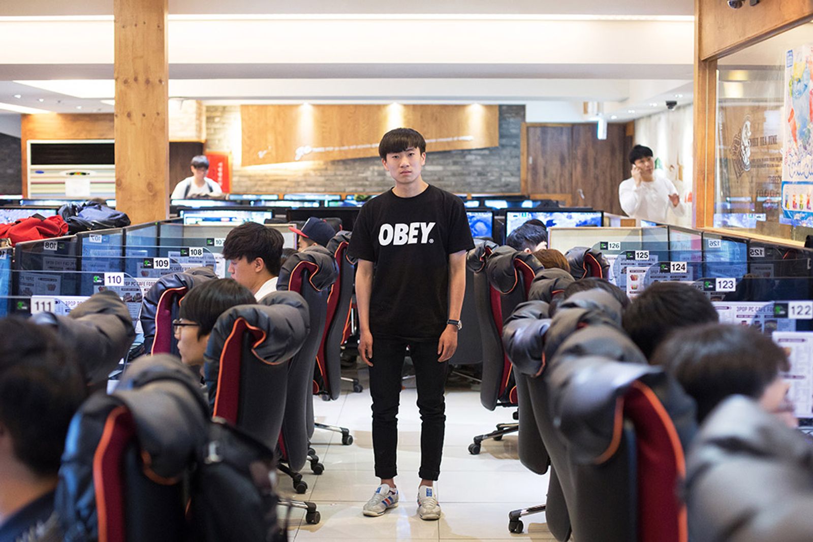 © Filippo Venturi - Hongdae district – Young guy in a PC room. Young guys and girls play all night long in 0-24 gigantic amusement arcades.