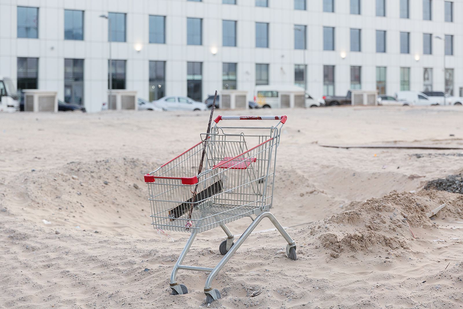 © Filippo Venturi - A shopping trolley at a construction site near the Dubai Investments Park metro stop. Dubai, 2021.
