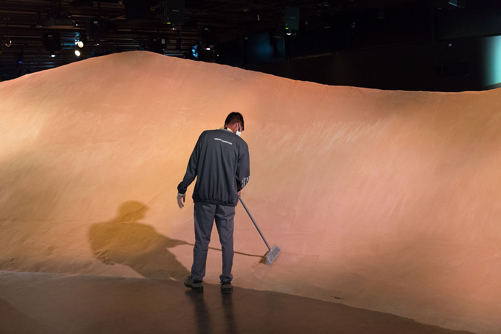 © Filippo Venturi - Worker rearranges the sand of some dunes. United Arab Emirates Pavilion, Expo 2020, Dubai, 2021.