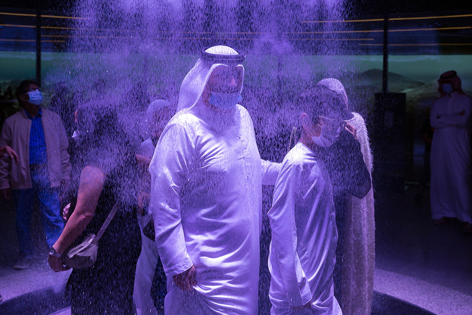 © Filippo Venturi - Visitors during an artificial rain experience at the entrance to the Saudi Arabia Pavilion. Expo 2020, Dubai, 2021.