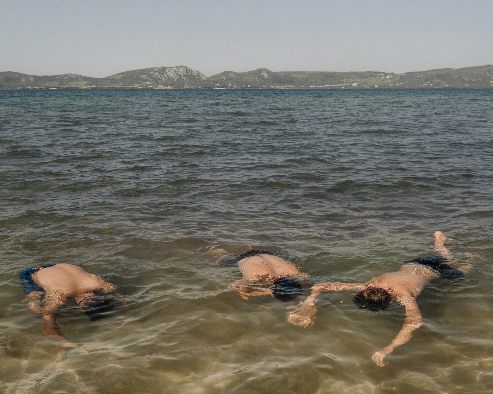 © Agathe Kalfas & Mathias Benguigui - Mamoon from Mosul in Iraq, Issa and Aziz from Damascus in Syria bathe in the Gulf of Gera. 2018.05.13