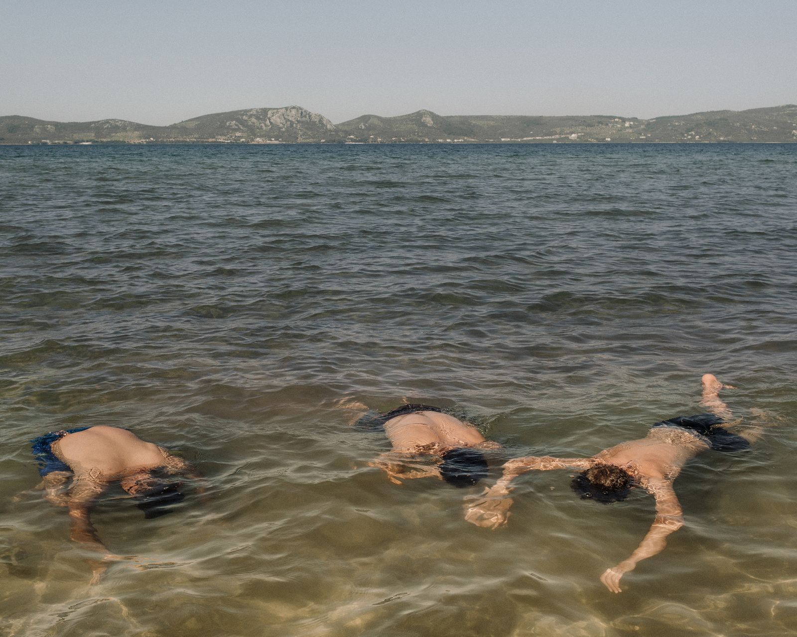 © Agathe Kalfas & Mathias Benguigui - Mamoon from Mosul in Iraq, Issa and Aziz from Damascus in Syria bathe in the Gulf of Gera. 2018.05.13