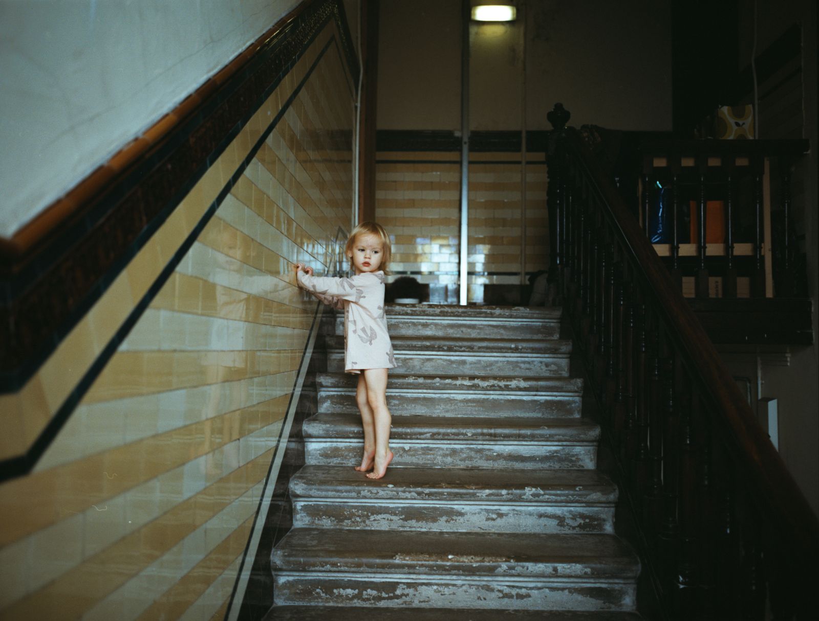 © Kirsty Mackay - Bea playing in her close, Battlefield, Glasgow.
