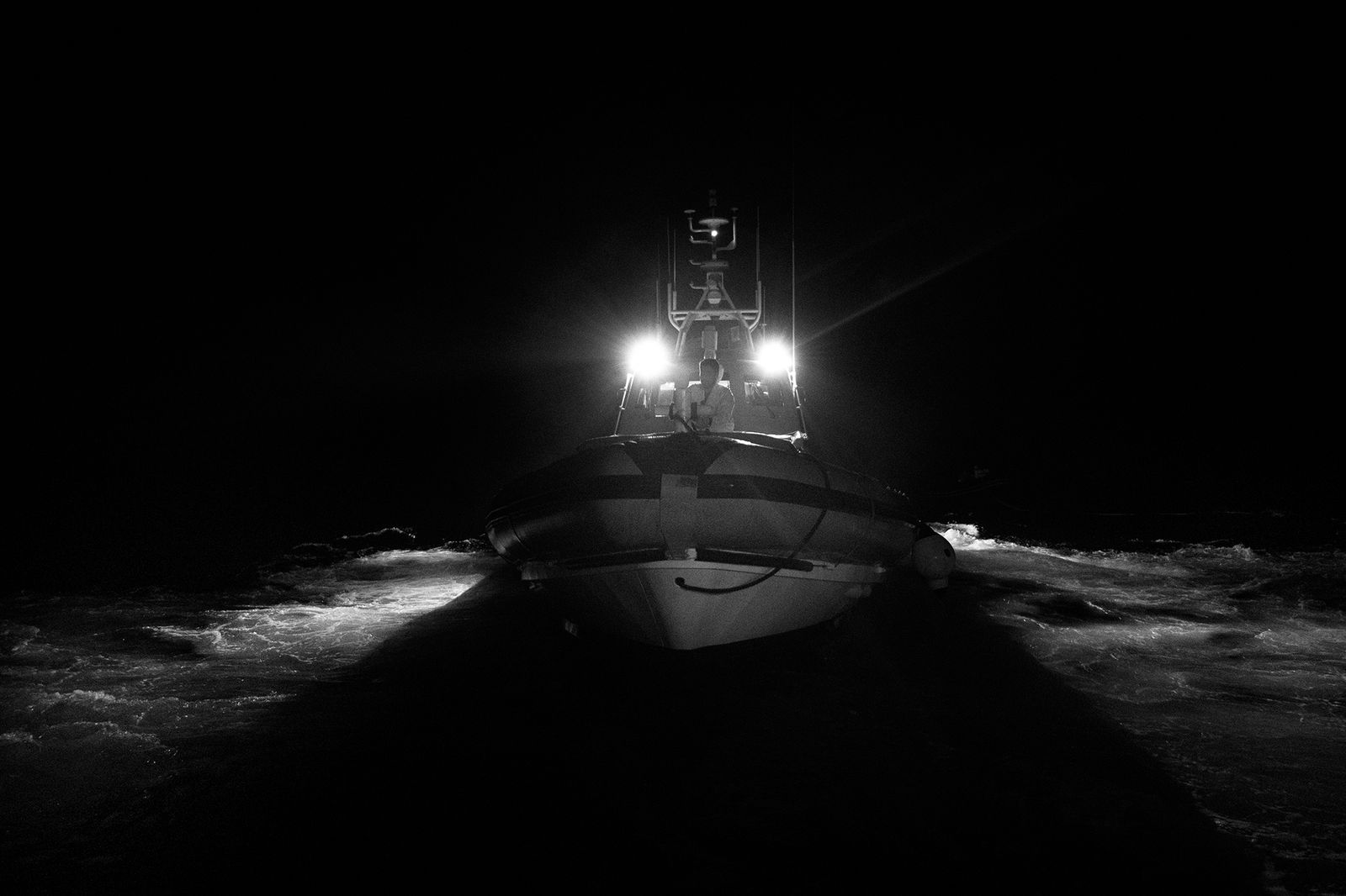 © Francesco Bellina - The Italian Coast Guard ship leaves the "Mare Jonio” ship after the "transhipment of shame".