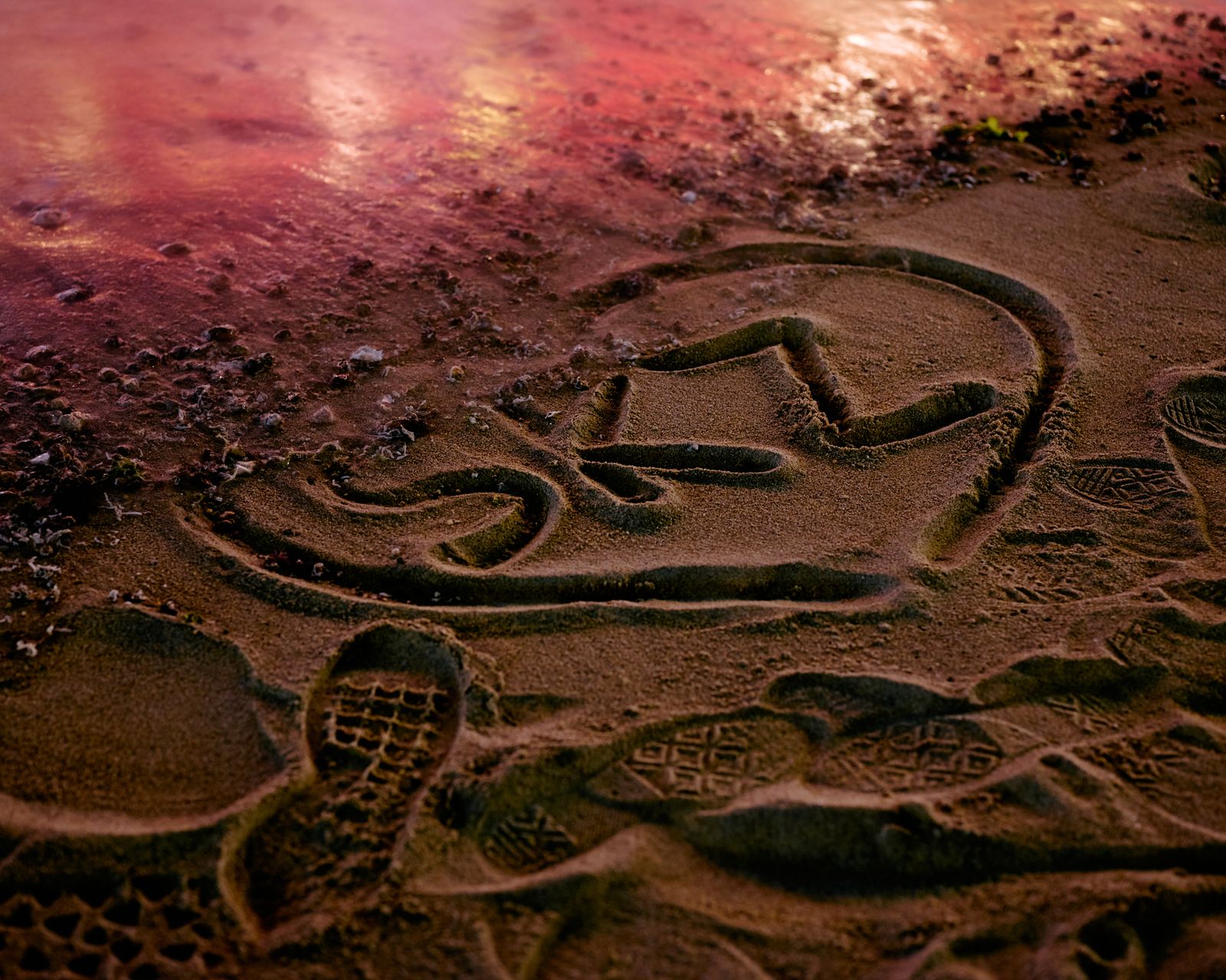 © Chung-wai Wong - A heart shape drawing on the beach.