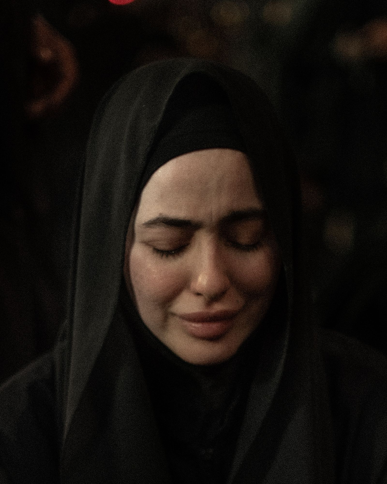 © Chloe Sharrock - A Shia woman cries in Abbas Mosque. Karbala, Iraq.