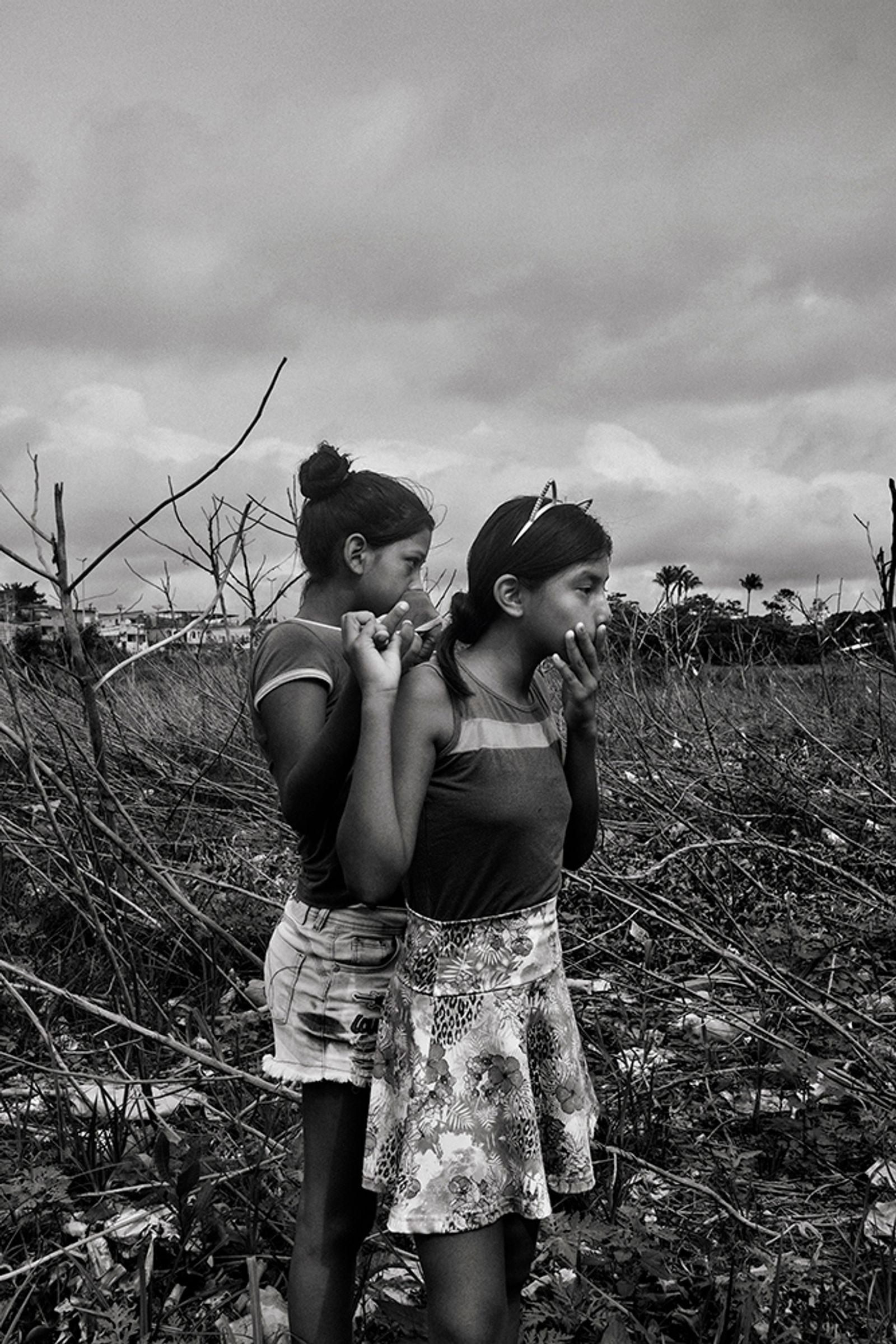 © Tommaso Protti - Two girls at the crime scene of an homicide in Manaus.