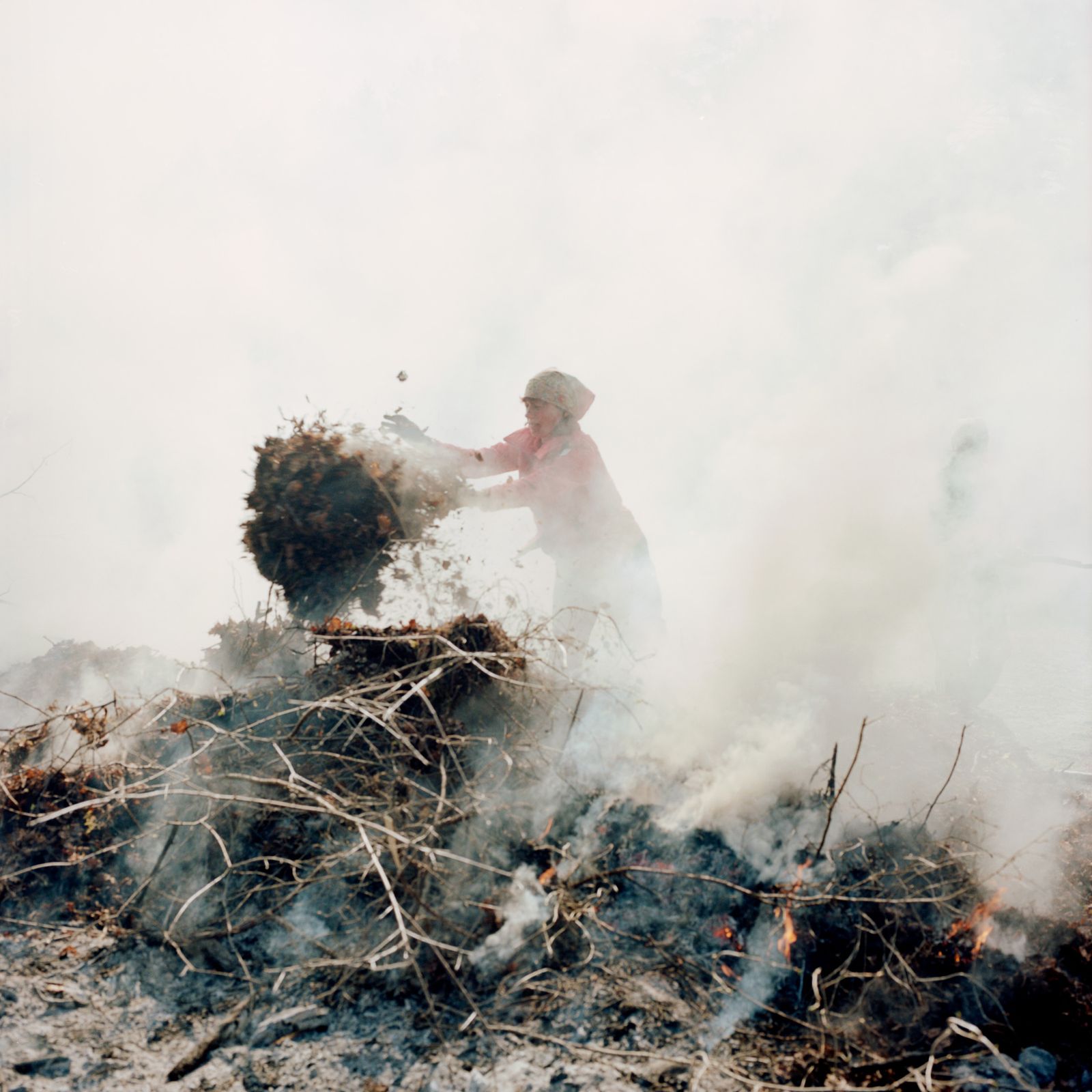 © Jérémie Jung - The 1st of May after the snow melting, Kihnu inhabitants are cleaning up the island.