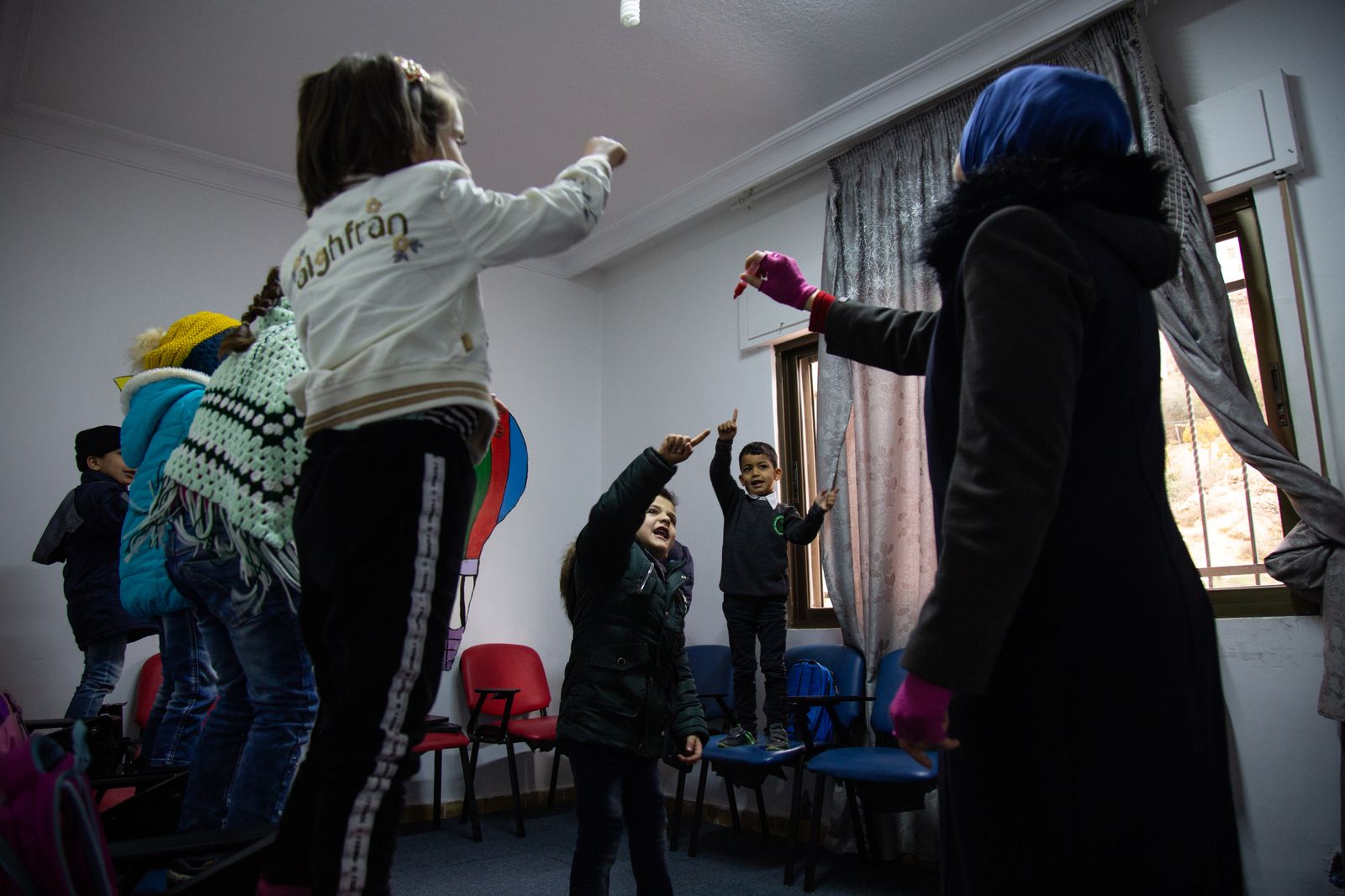 © Yuki Iwamura - Syrian refugee children takes English class at Homs League Abroad Amman Center.