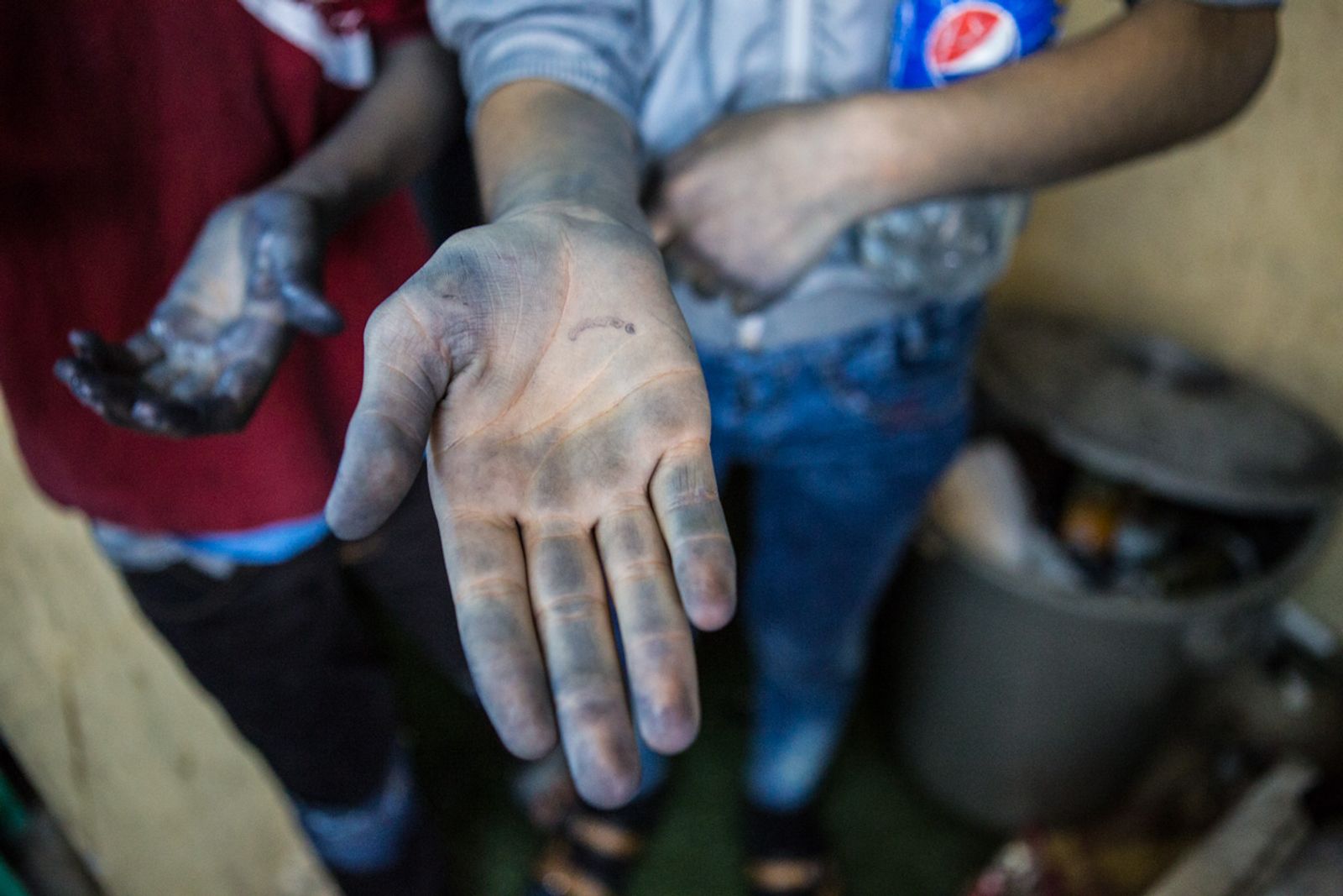 © Valerio Muscella - Syrian kids show their hands while working. Gaziantep, May 2016.