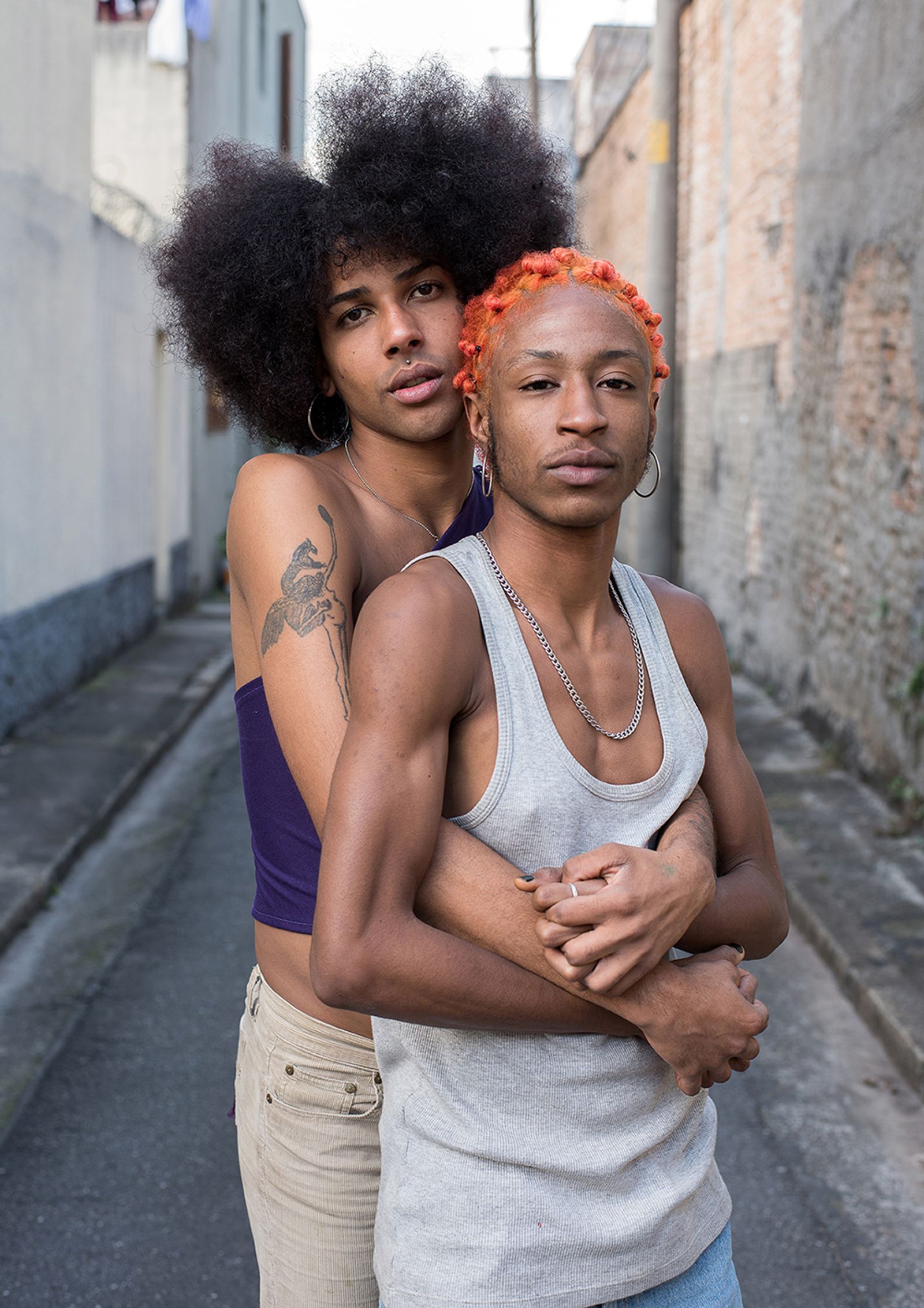 © Camila Falcão - Cunanny and Trindade, a trans-centered couple, pose hugging