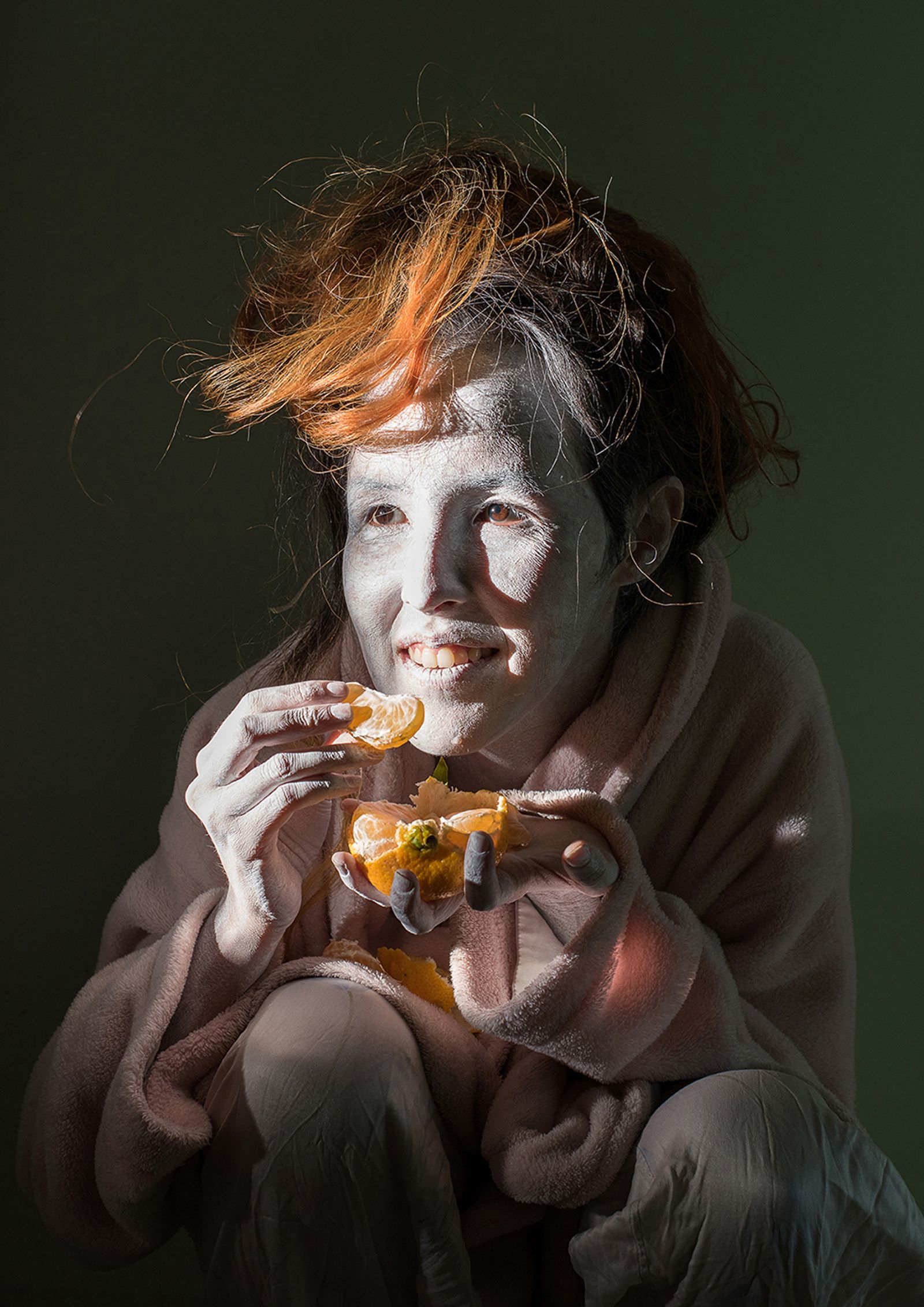 © Camila Falcão - Nube, photographer and performing artist, performes with a tangerine