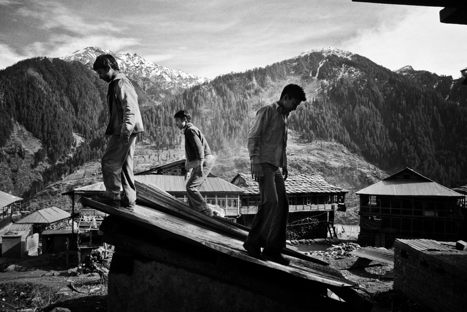 © Harikrishna Katragadda - Boys playing on the rooftops.