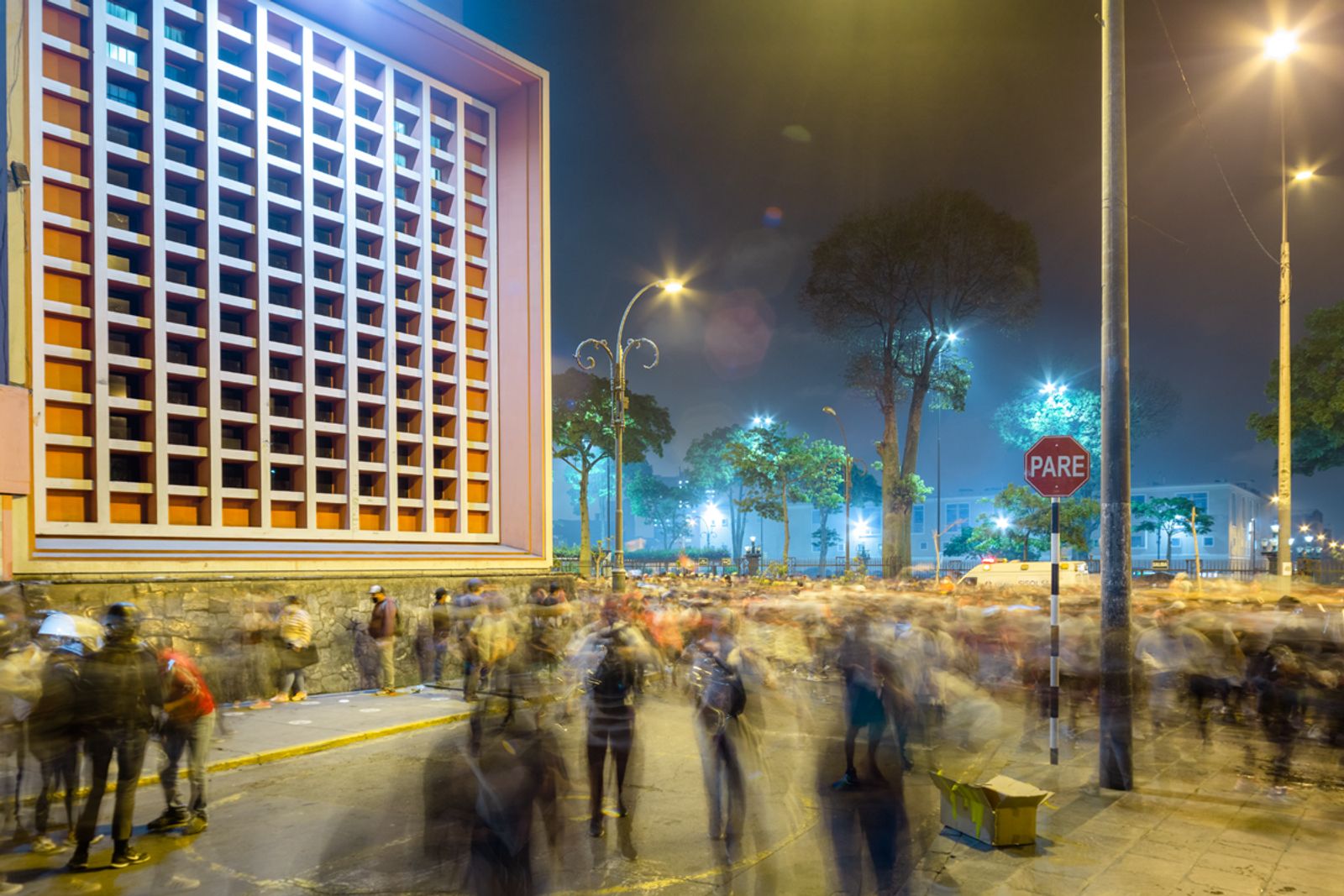 © David Martín Huamaní Bedoya - Another group of protesters take refuge behind the Superior Court of Justice.