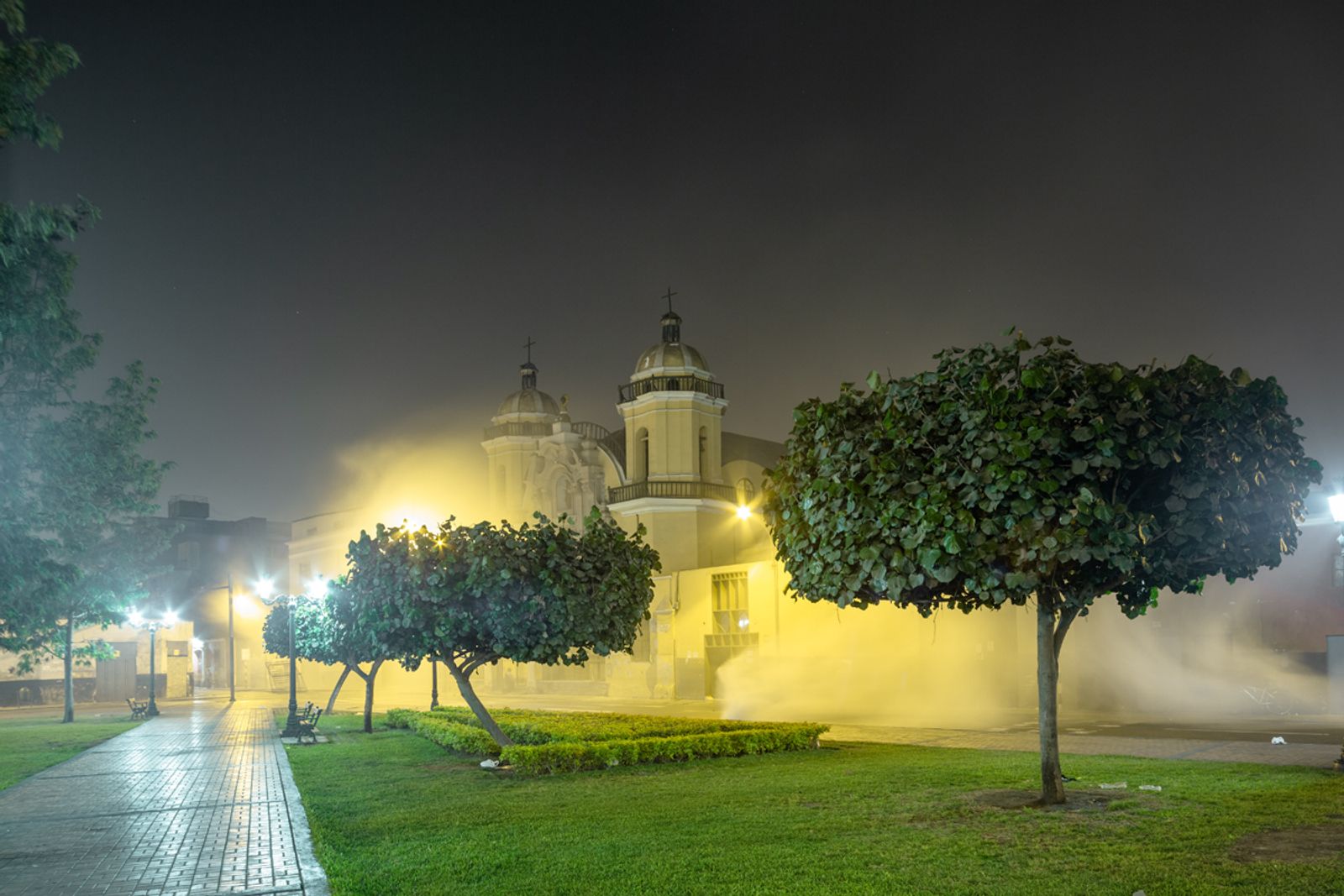 © David Martín Huamaní Bedoya - The Luis Alberto Sanchez square is empty of protesters and filled with smoke from tear gas minutes after the brawl began.