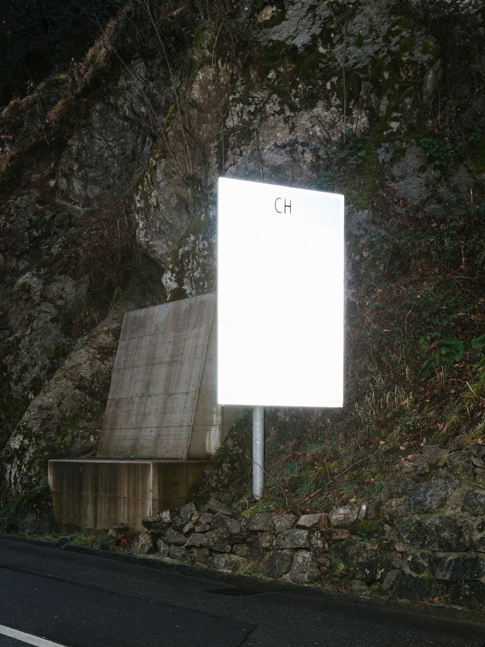 © Salvatore Vitale - Sign at the entrance of the Swiss territory in a peripheral custom.
