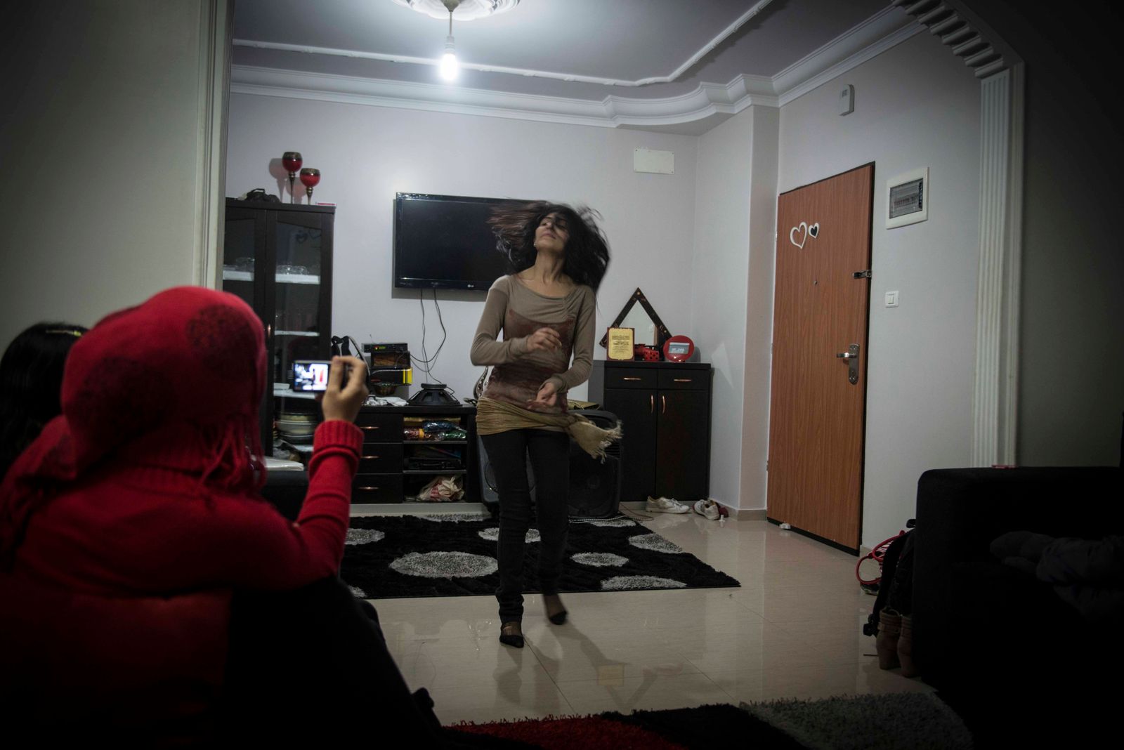 © Monique Jaques - A girl performs an Egyptian song with a belly dance at a birthday party.