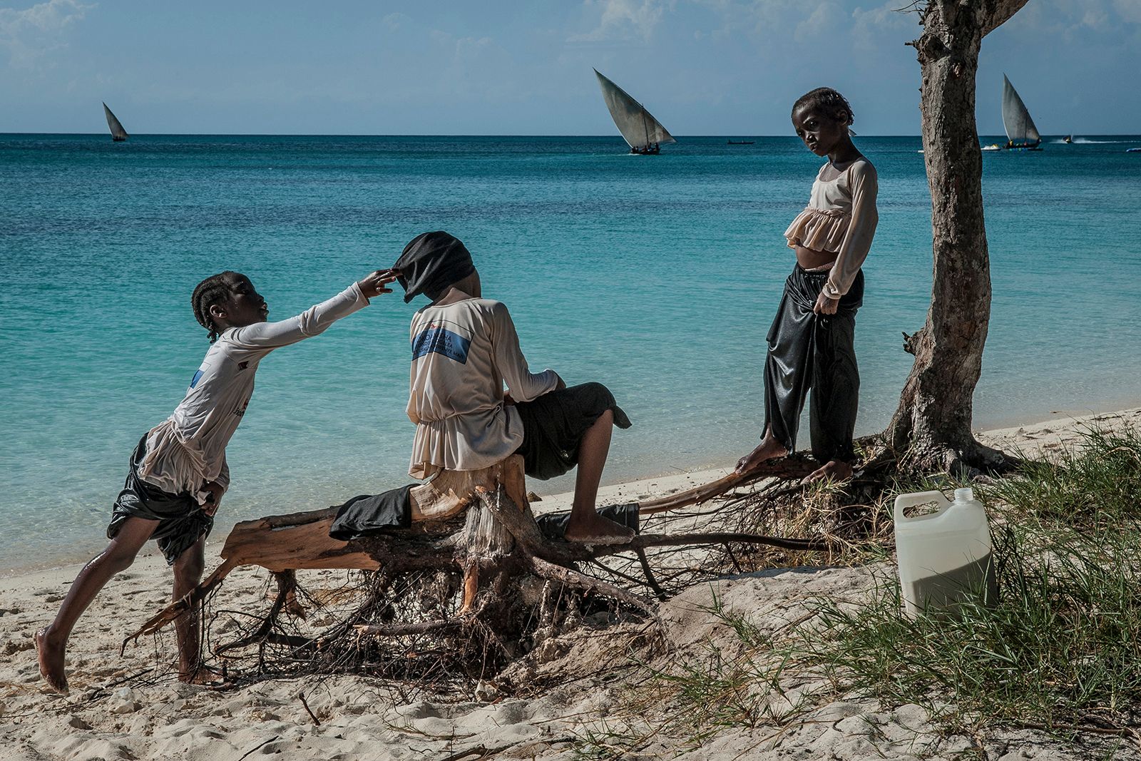 © Anna Boyiazis - Students rest on shore after their lesson in Kendwa, Zanzibar.