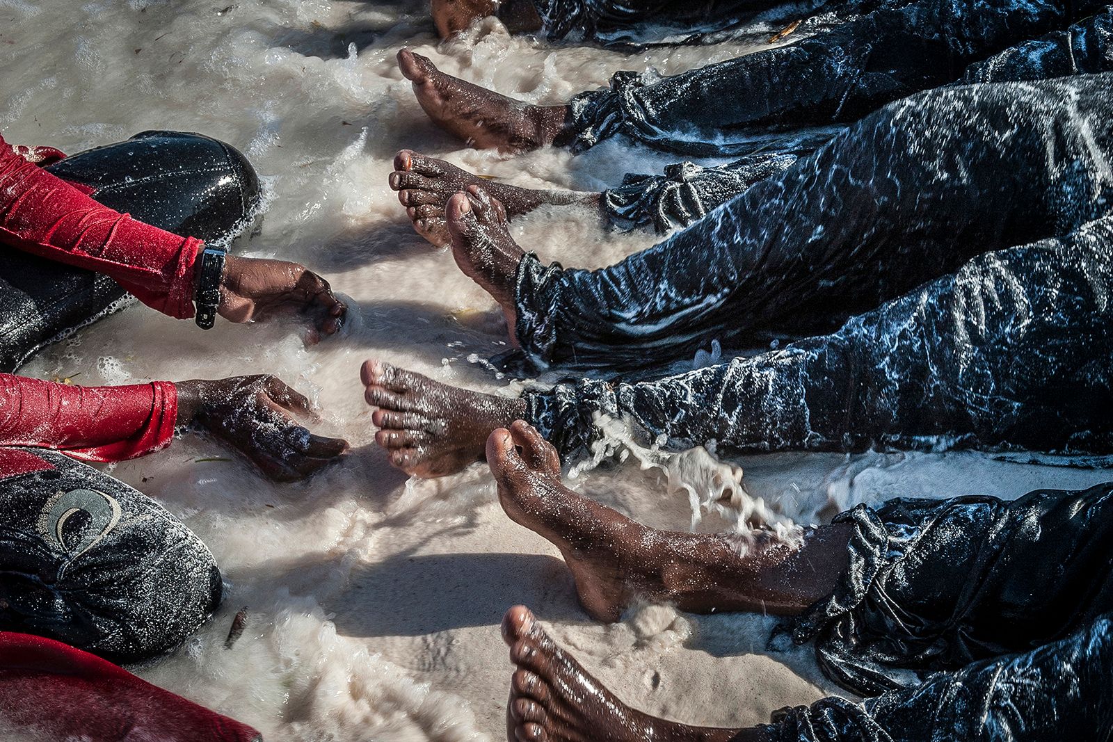 © Anna Boyiazis - Kazija teaches girls how to kick their legs in the water in Muyuni, Zanzibar.