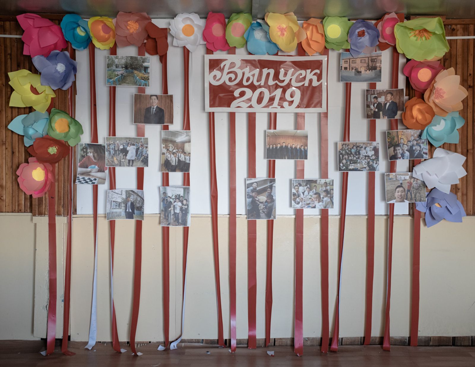 © Alexey Pavlov - Graduates decorated a wall in a boarding house