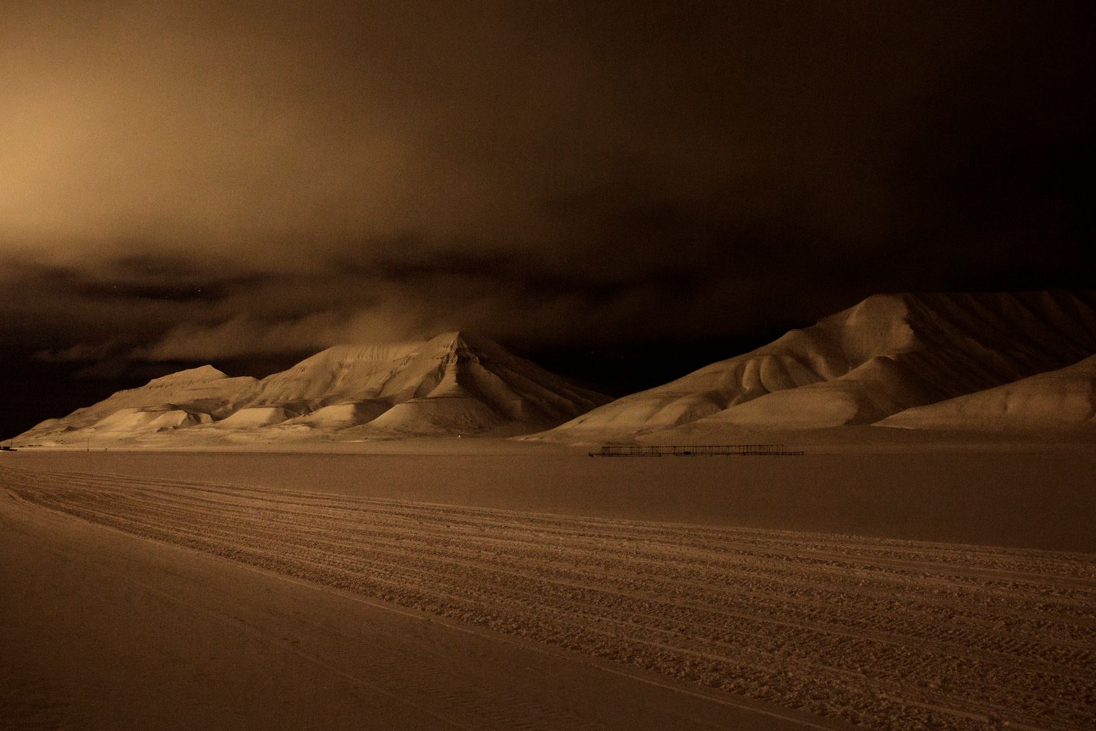 © Axelle de Russé - The Longyearbyen Valley. December 2018, 10 pm.