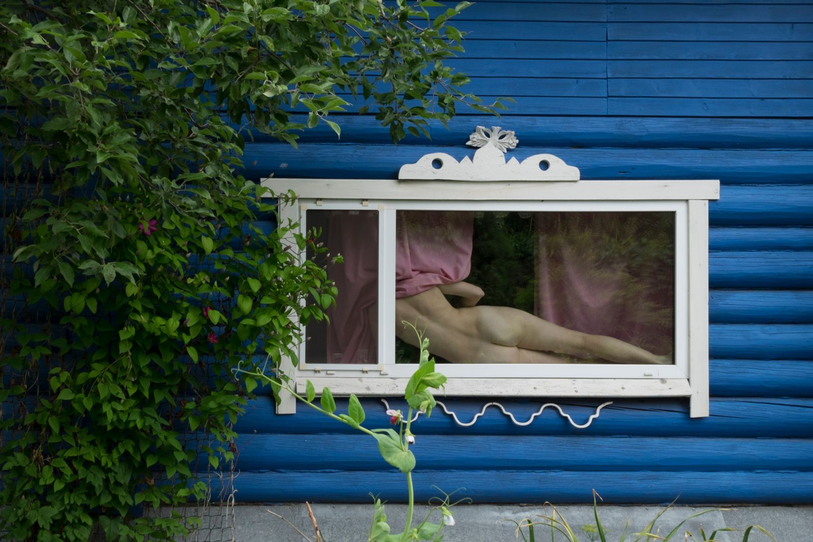 © Elena Kholkina - Self-portrait in a wooden hut