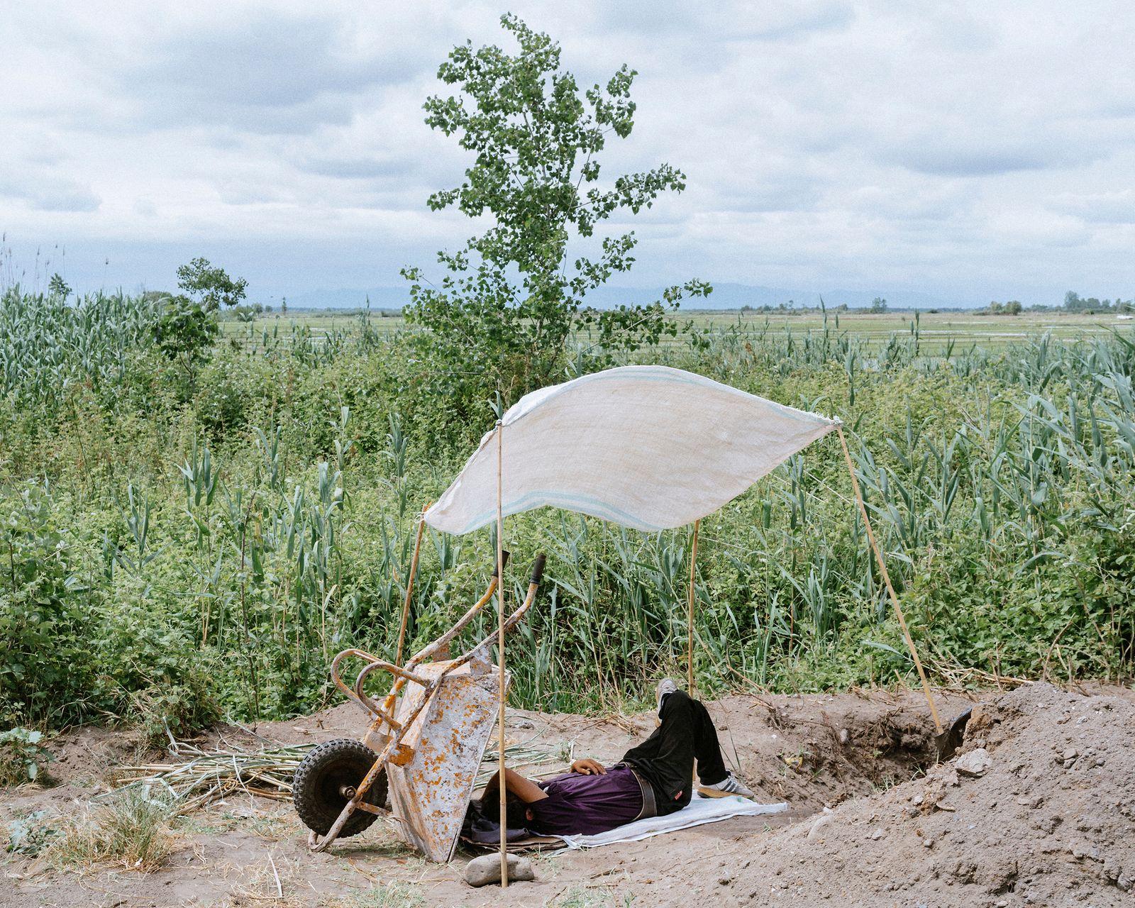© Khashayar Javanmardi - A farmer has a siesta on his farm while the water is pumping from the lagoon to his farm. 2020.