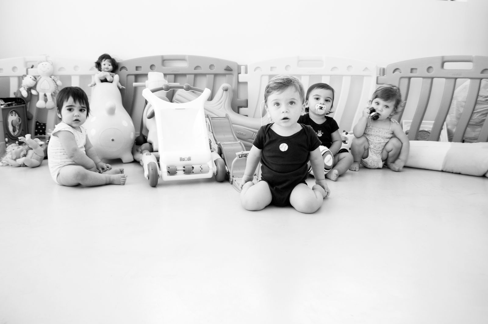 © Madelaine Ekserciyan - One year old. The four of them at home.