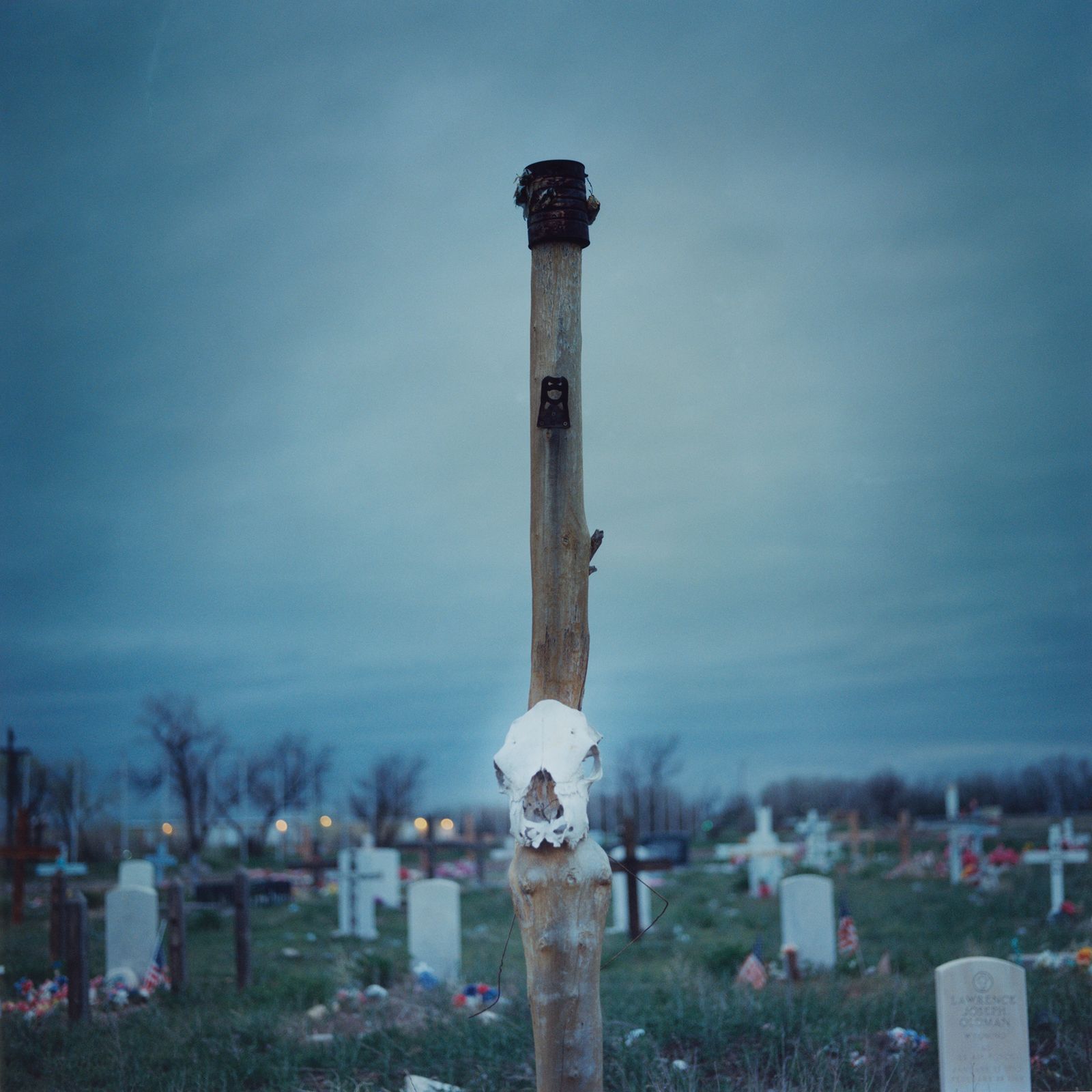 © Carlotta Cardana - A pole with a skull marks a grave on the Wind River Indian Reservation in Wyoming.