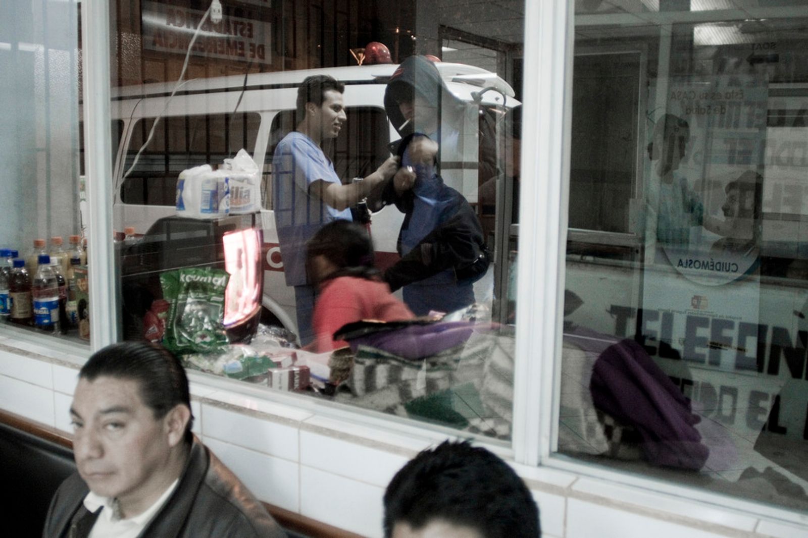 © Carlos Pozo Alban - Doctores disfrutan de un cigarrillo en su tiempo libre durante la madrugada en el area de emergencias