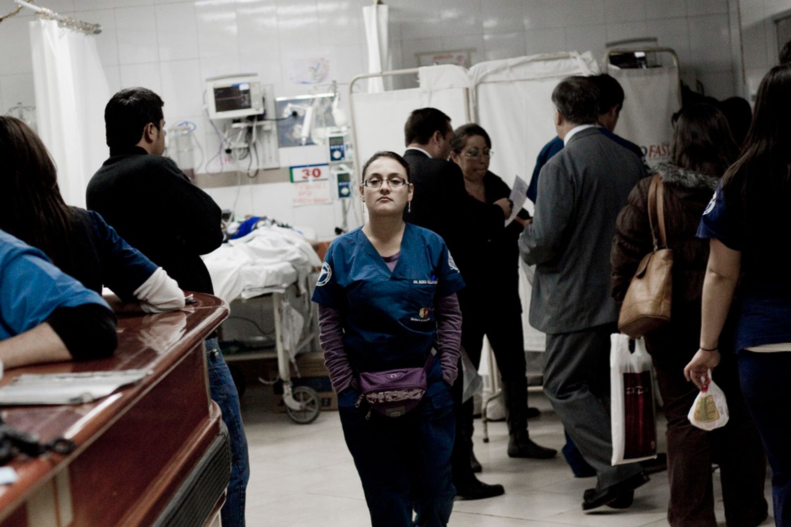 © Carlos Pozo Alban - Médico camina en el pasillo del aea de Emergencias del hospital Eugenio Espejo de Quito