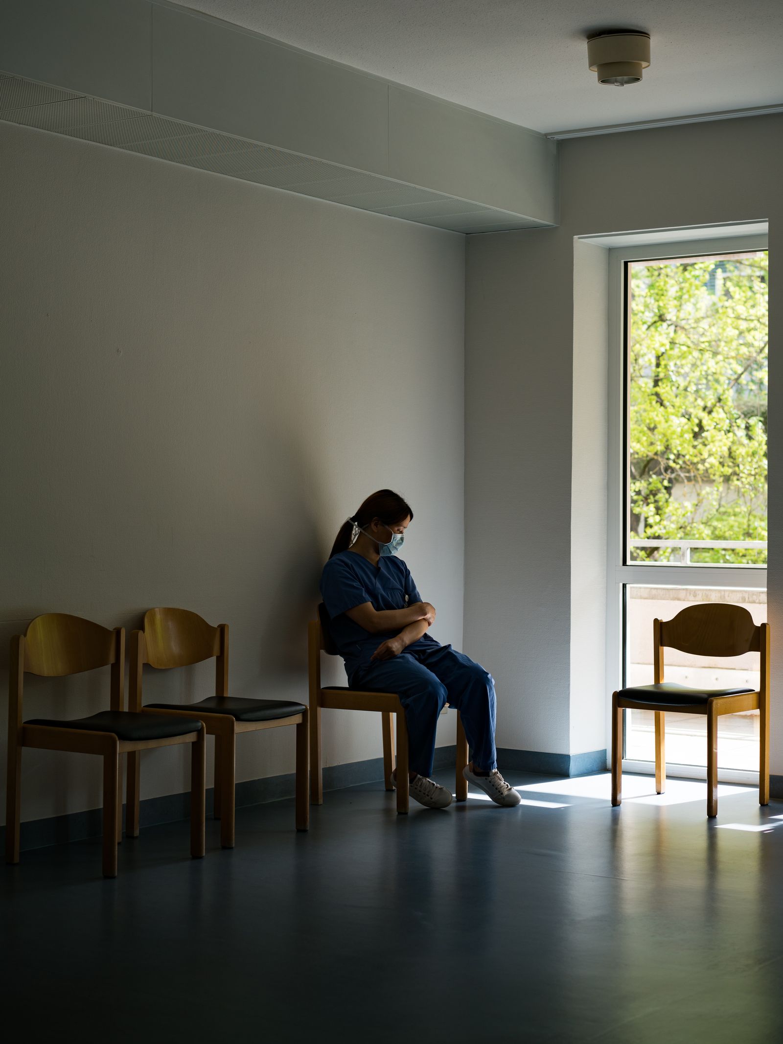 © Patrick Junker & Jonathan Terlinden - Germany, Stuttgart, Marienhospital, April 17, 2020: A nurse is waiting to be tested for Covid-19.