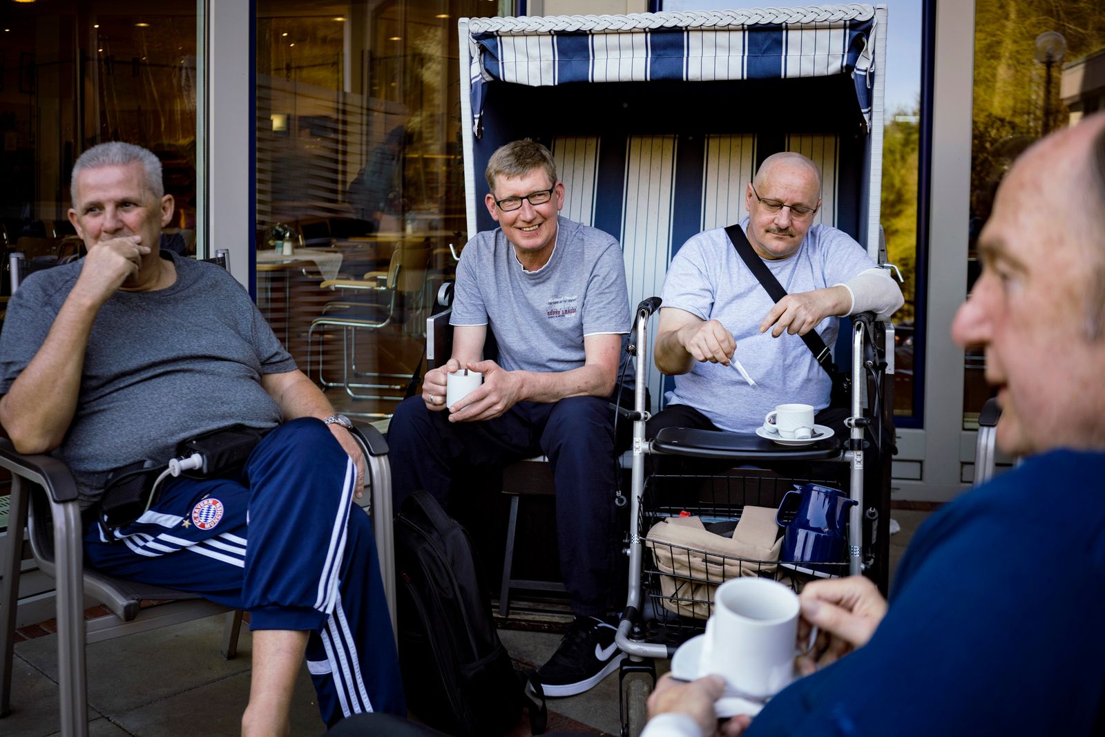 © Patrick Junker & Jonathan Terlinden - Gerd Kuck is having coffee with other patients with heart disease. Many patients wait several months for a heart.