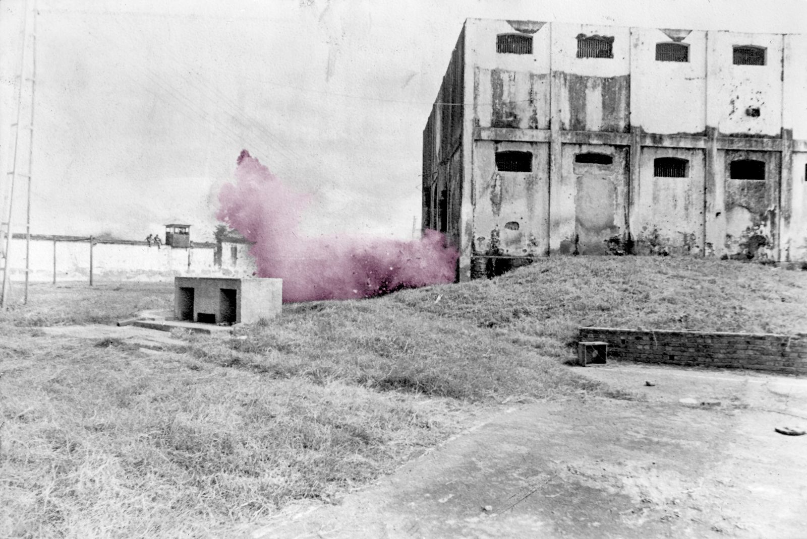 © Joel Jimenez - 1979. President Rodrigo Carazo performs a symbolic detonation to signal the closure of the Central Penitentiary.