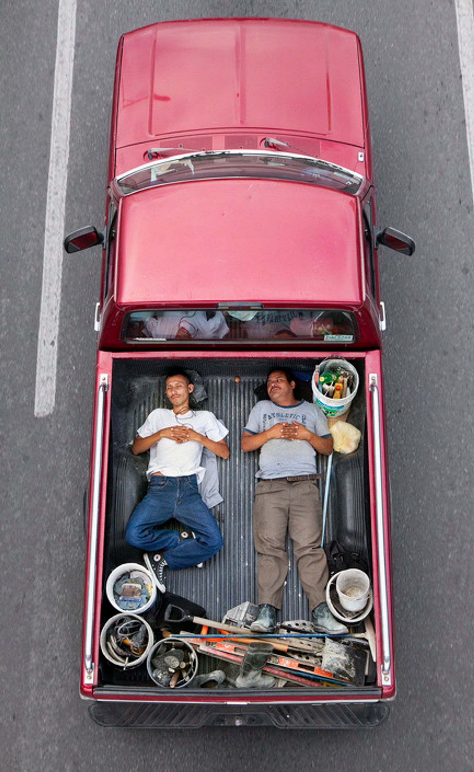 © Alejandro Cartagena - Image from the The Car Poolers photography project